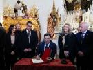 Juanma Moreno visita una hermandad de Granada y deja un mensaje que está llamando mucho la atención por varios detalles