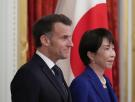 El saludo entre Emmanuel Macron y la primera ministra de Japón que está dando la vuelta al mundo