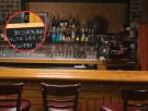 El cartel que cuelgan en un bar sobre el consumo mínimo tiene a muchos indignados: lo de la cerveza más