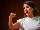 Irene Montero rescata una camiseta con un mensaje claro durante su acto con Rufián