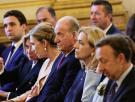 Juan Carlos I recoge su premio en Francia y llama muchísimo la atención ver quién está unas filas más atrás