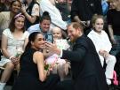 El príncipe Harry y Meghan Markle en Australia: sonrisas y calidez con niños enfermos al estilo Lady Di antes de monetizar su viaje