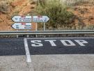 Señales de tráfico de Barcelona y Valencia aparecen de repente en un pueblo inglés a 1.160 kilómetros de distancia: la DGT dice que no sabe cómo llegaron allí