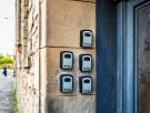 Confirmado: los vecinos de Barcelona pueden cobrar 2.500 euros del Ayuntamiento si modifican los estatutos de su comunidad para prohibir los pisos turísticos en el edificio