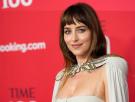 Otra lección de estilo de Dakota Johnson: vestidazo de Valentino y una nueva versión de su flequillo