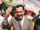 Juanma Moreno va a la Feria de Abril de Sevilla y la reacción de una mujer al verle pasar no deja de compartirse