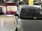 Ve un coche mal aparcado y le deja un cartel que debería estar expuesto en la sede de la DGT