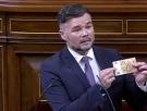 Rufián se dirige a Junts y les enseña la bandera que "comparten con PP y Vox": "50 pavos"