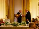 Una experta en protocolo analiza la cara de Trump tras este comentario de Carlos III y es clara: "Frustración"