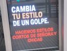 El cartel promocional que cuelga una peluquería dicen que ya es de matrícula de honor en marketing