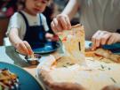 11 euros por un plato vacío: una pizzería cobra ese recargo a las familias que comparten una pizza entre dos hijos pequeños