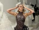 Sabrina Carpenter se viste literalmente "de cine" en su homenaje a Audrey Hepburn en la gala Met 2026