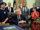 +18: un Trump pornográfico habla de tiros en la frente y atletas trans ante unos niños