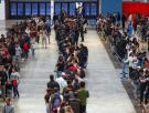 Los bulos sobre un cupo máximo de solicitudes y la desinformación aumentan el caos en la regularización de migrantes: "Tengo la cara quemada, pero no me voy a quedar fuera"