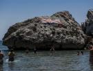 Gibraltar lleva décadas vertiendo aguas residuales sin tratar al Mediterráneo y ahora culpa a España de las toallitas que aparecen en sus playas