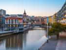 60 viviendas turísticas en solo cuatro calles: una compañía de teatro reúne a los vecinos del casco histórico de Bilbao para denunciar el turismo masivo en un 'free tour' alternativo