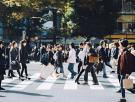 "Desde tirar basura hasta entrar sin permiso e incluso defecar en jardines privados": los japoneses no pueden más con el comportamiento de los turistas