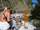 La playa de DiCaprio en Tailandia ya es historia: un vídeo viral muestra a cientos de turistas hombro con hombro en Maya Bay