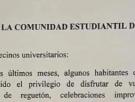 El cartel que cuelga un vecino a causa de unos ruidos de estudiantes ya lo catalogan como "cine"