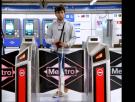 Más de un millón de personas están alucinando con el vídeo de cómo una persona ciega coge el Metro de Madrid