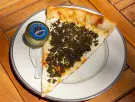 50 euros por una sola porción: una extravagante pizzería sirve su masa con caviar, plato de oro y una cuchara de nácar para llevar