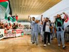 Incidentes y tensión a la llegada de los activistas de la Global Sumud Flotilla al aeropuerto de Bilbao