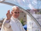 Amén al negocio: el fenómeno del turismo religioso y cuánto dinero mueve realmente una visita papal