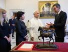 La "ola de calor política" en España llega al principal diario de Grecia, que se fija en un detalle de Sánchez en El Vaticano