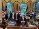 Trump recibe en la Casa Blanca a Flavio Bolsonaro para relanzar su candidatura tras el escándalo financiero que le hunde en las encuestas