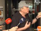 Aparece un señor en Ferraz en medio de los periodistas mientras la UCO está dentro y deja este momento glorioso