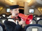 La razón por la que no deberías tocar a los auxiliares de vuelo en un avión: "Es algo que no soportamos y ocurre muy a menudo"