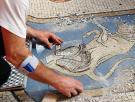 Una ciudad italiana restaura de urgencia el mosaico de un toro: los turistas tienen la costumbre de zapatear sobre sus testículos