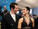 Dua Lipa se casa en Londres con Callum Turner y elige un 'look' inspirado en Bianca Jagger