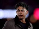Lamine Yamal sorprende con la chaqueta y el bolso de Chanel con los que ha llegado a la convocatoria de la selección