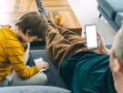 Suecia da una lección al dirigirse a los padres, no a los hijos: Sanidad les pide guardar el móvil cuando estén con los niños y declarar zonas sin pantallas en casa