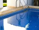Muchas personas creen que el olor a cloro en una piscina es sinónimo de limpieza, pero es todo lo contrario
