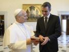 Sánchez se aferra al papa para lograr algo de calma