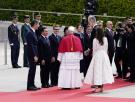 Una experta en protocolo analiza los gestos de Sánchez, Ayuso y Almeida durante el recibimiento del papa León XIV