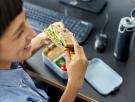 La costumbre de comer tres veces al día no es natural, sino un invento de la Revolución Industrial para encajar con la jornada laboral