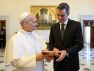 'The New York Times' ve esta foto del papa con Pedro Sánchez y la describe con un titular insuperable