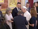 Una experta en protocolo ve lo que ha hecho una diputada de Sumar con León XIV y dice que está "fuera de lugar"