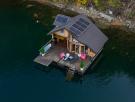 Ni es arquitecto ni constructor, pero se ha construido una casa flotante de 65 metros cuadrados con sauna finlandesa y cinco toneladas de baterías