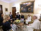 El papa León XIV regala unos rosarios bendecidos a la familia del rey y la petición que le hace la infanta Cristina no se ve venir