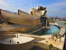 "Están ocupando todo, que vas a la plaza y no te dejan ni ver nada": el debate sobre el turismo llega a las calles de Bilbao
