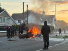 Otra noche de furia en Belfast: los ultras agitan la calle contra los inmigrantes