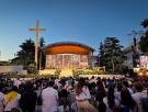 Almeida cumple los deseos de la asociación ultra Hazte Oír y conservará en Madrid la cruz blanca de 25 metros que acompañó al papa Leon XIV durante un acto en la ciudad