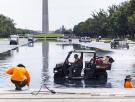 Trump amenaza con "diez años de cárcel" a cualquiera que dañe el estanque reflectante del Monumento a Lincoln, invadido por las algas y con la pintura desconchada tras gastarse 14 millones