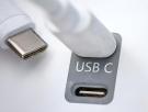 El cable USB-C se conecta sin problemas, pero en realidad tiene una orientación específica: solo de esta manera se consigue toda la potencia