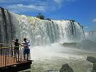 Un turista salta a las turbulentas aguas de una cascada de 80 metros para recuperar un teléfono móvil que se le había caído