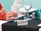 El dueño de un restaurante se harta de las reservas que nunca se presentan y empieza a cobrar 100 euros por anticipado: solo ha registrado un caso de ausencia injustificada
